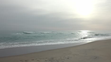 Caminando-Hacia-Un-Hermoso-Amanecer-En-El-Océano-Atlántico