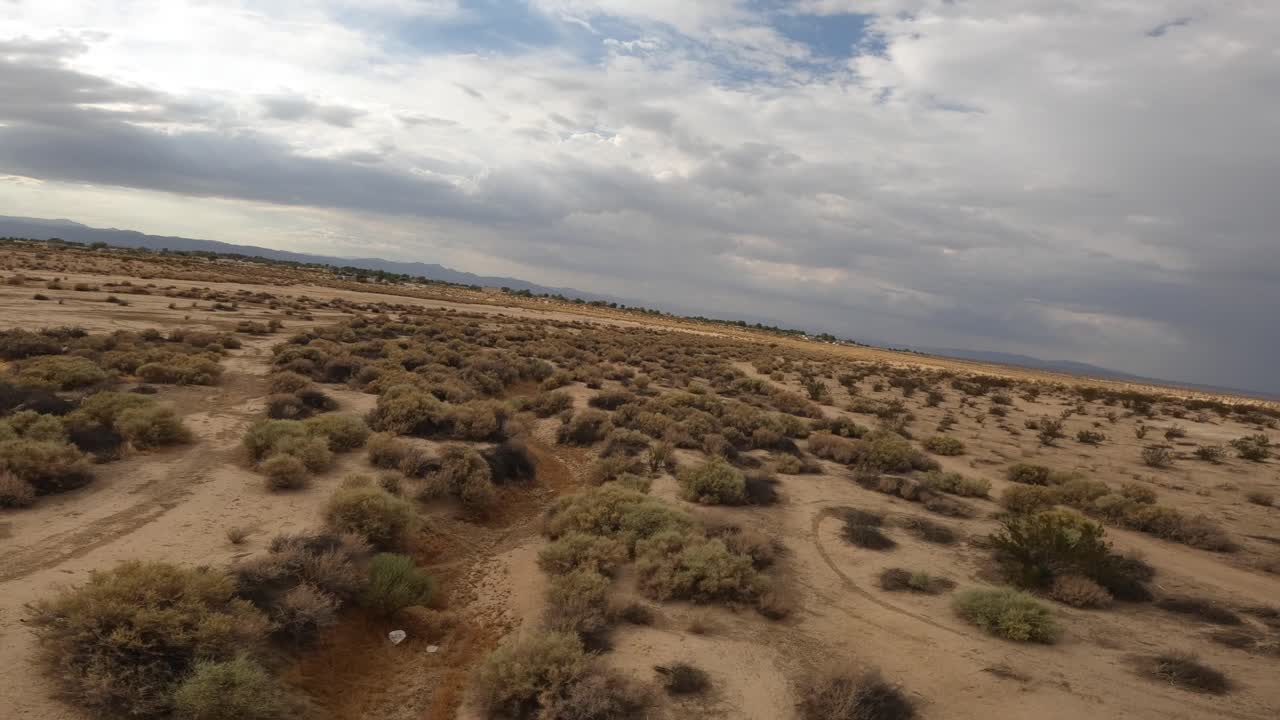 vuelo de alta velocidad a lo largo de un cauce seco en el desierto de mojave usando un dron en primera persona