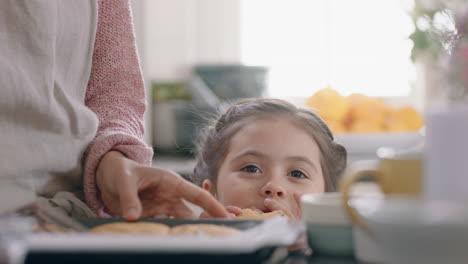 hermosa niña robando galletas con su madre horneando en la cocina niño furtivo disfrutando de deliciosas golosinas divirtiéndose en casa