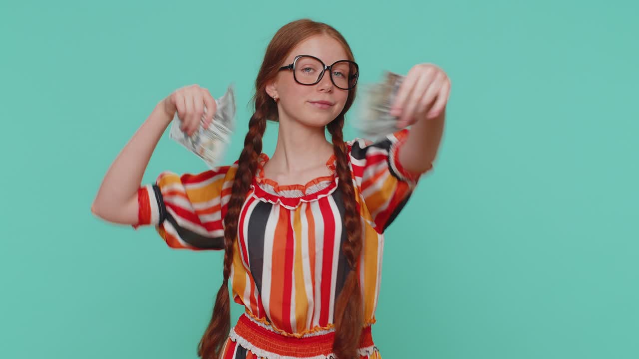 현금을 들고 있는 은 머리 소녀 달러 축하 춤, 성공 사업 경력, 복권 게임 우승자