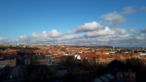 Timelapse-En-Un-Día-Nublado-En-Los-Tejados-Rojos-De-Una-Ciudad-Escandinava