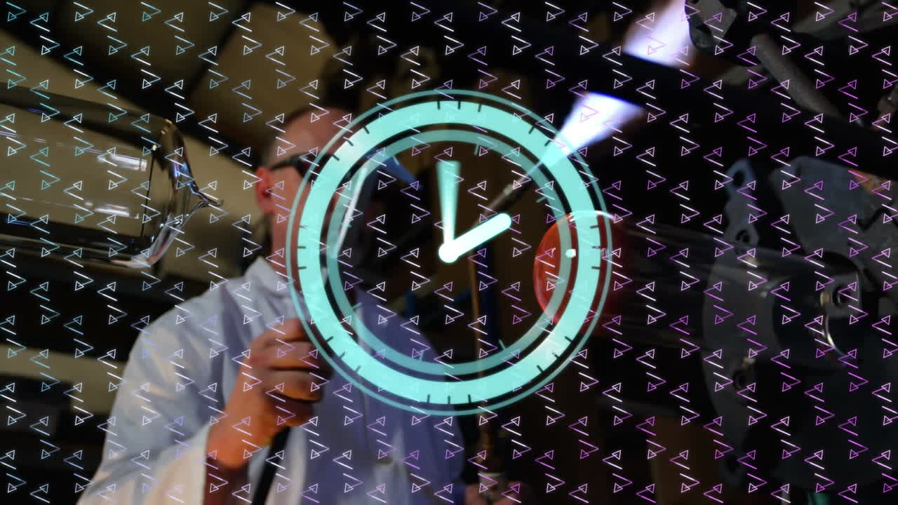 animación de reloj en movimiento y formas sobre científico masculino caucásico trabajando en el laboratorio