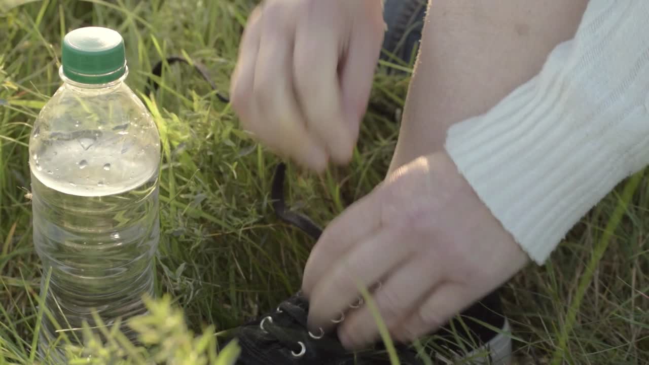 물병을 든 러너, 구두, 끈, 펌프스, 활, 매듭, 넥타이, 운동화, 달리기, 러너