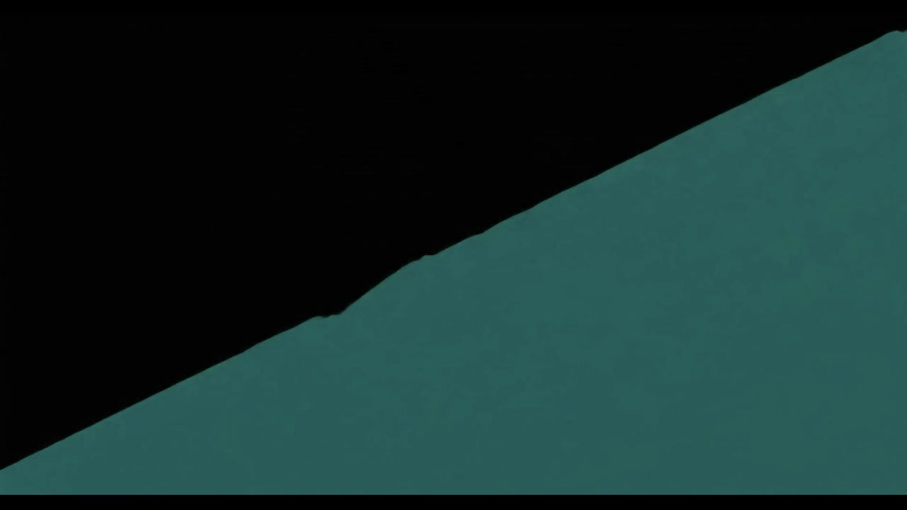 Abstrakte grüne geometrische Form im Übergang auf schwarzem Hintergrund