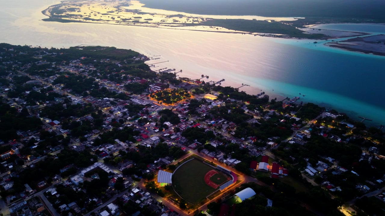 Cảnh bình minh yên bình từ trên cao của Bacalar, Quintana Roo, Mexico