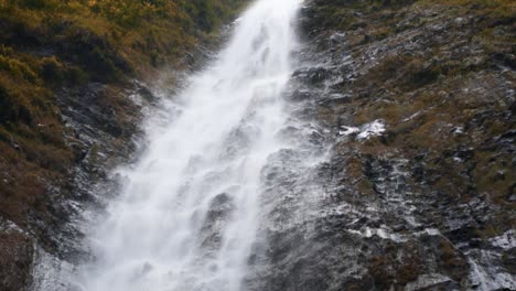 Wasserfall-Hawaii-Wasser,-Das-Von-Hoch-Oben-Fällt