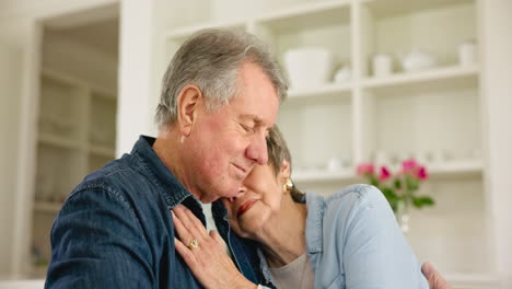 amor, abrazo y pareja mayor en casa con confianza