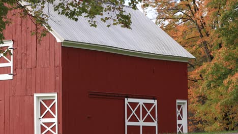 Rote-Scheune-Mit-Weißer-Zierleiste-Im-Herbst