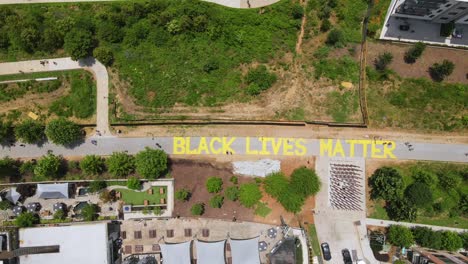 Una-Excelente-Toma-Aérea-De-Personas-Caminando-A-Lo-Largo-De-Un-Mural-De-Black-Vidas-Importantes-En-Atlanta-Beltline-En-Georgia