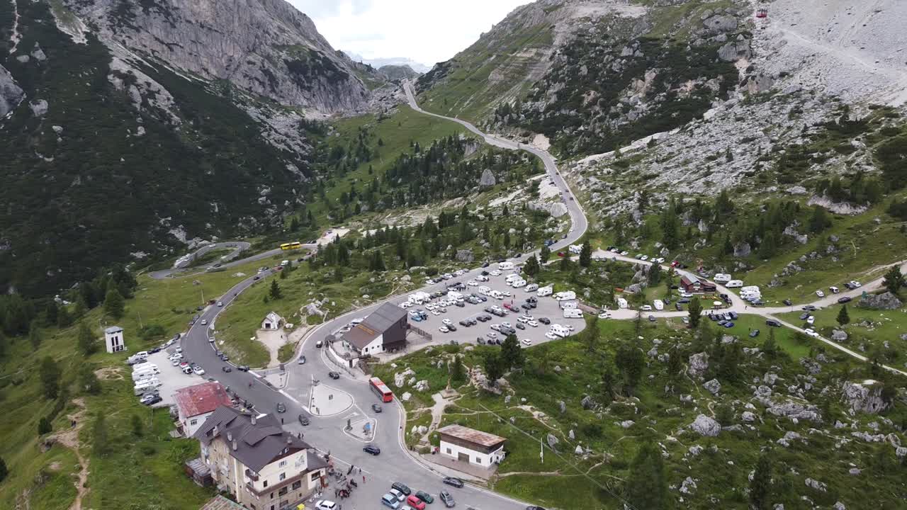 İtalya, İtalyan Alpleri, Veneto, Belluno'daki Falzarego Dağ Geçidi - Otoparkın, Seyir Halindeki Arabaların ve Dolomitler Yolu'nun Hava Drone Görüntüsü.