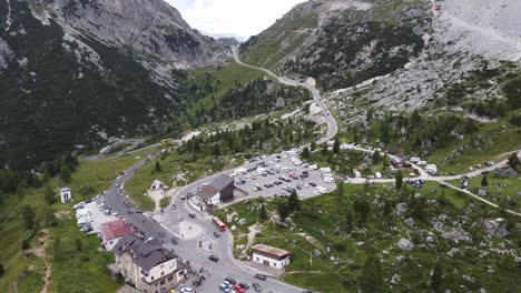 Falzarego-gebirgspass-In-Venetien,-Belluno,-Italienische-Alpen,-Italien---Luftdrohnenansicht-Des-Parkplatzes,-Fahrender-Autos-Und-Der-Dolomitenstraße