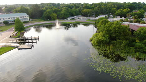 Häuser-Am-See-Mit-Springbrunnen-Und-Docks-In-Zentralflorida