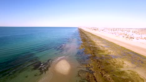 Descenso-Aéreo-Lento-Mira-Hacia-El-Norte-A-Lo-Largo-De-Las-Propiedades-Frente-A-La-Playa-De-Las-Conchas,-Punto-Rocoso,-Puerto-Peñasco,-Golfo-De-California,-México