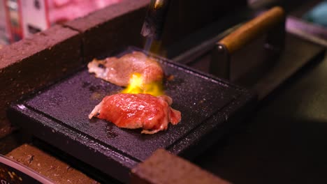 스테이크가 맛있고 완벽하게 구워지고 있습니다.