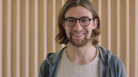 Primer-Plano-Retrato-De-Un-Lindo-Hombre-Geek-Con-Gafas-Sonriendo-Feliz-Disfrutando-Del-éxito-Estilo-De-Vida-Relajado-Atractivo-Hombre-En-El-Interior