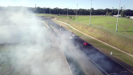 Coches-A-La-Deriva-Batalla-En-La-Pista-De-Carreras-Con-Humo-En-El-Parque-De-Deportes-De-Motor-De-Sydney-En-Australia---Toma-Aérea-De-Drones