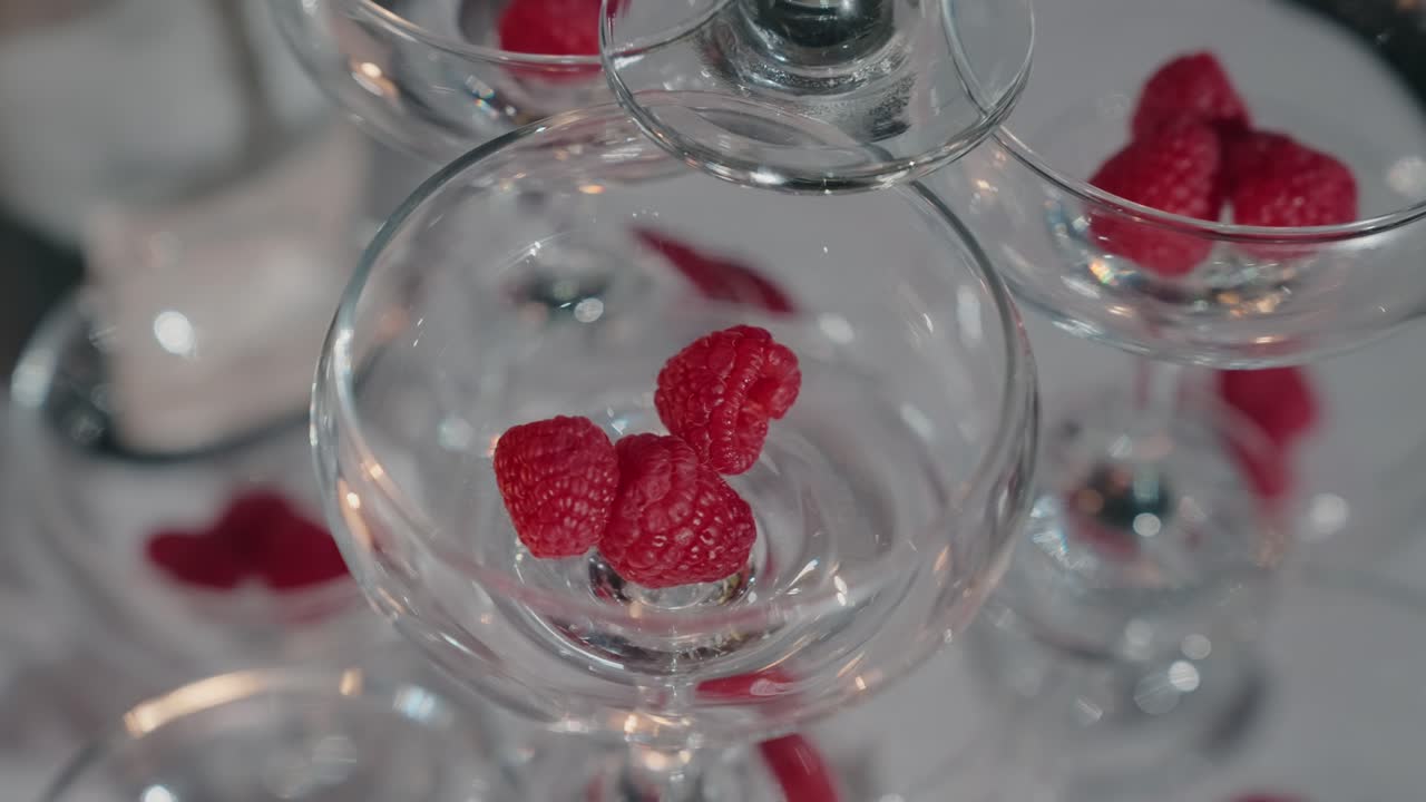 투명한 유리 컵 안에 담긴 신선한 라즈베리