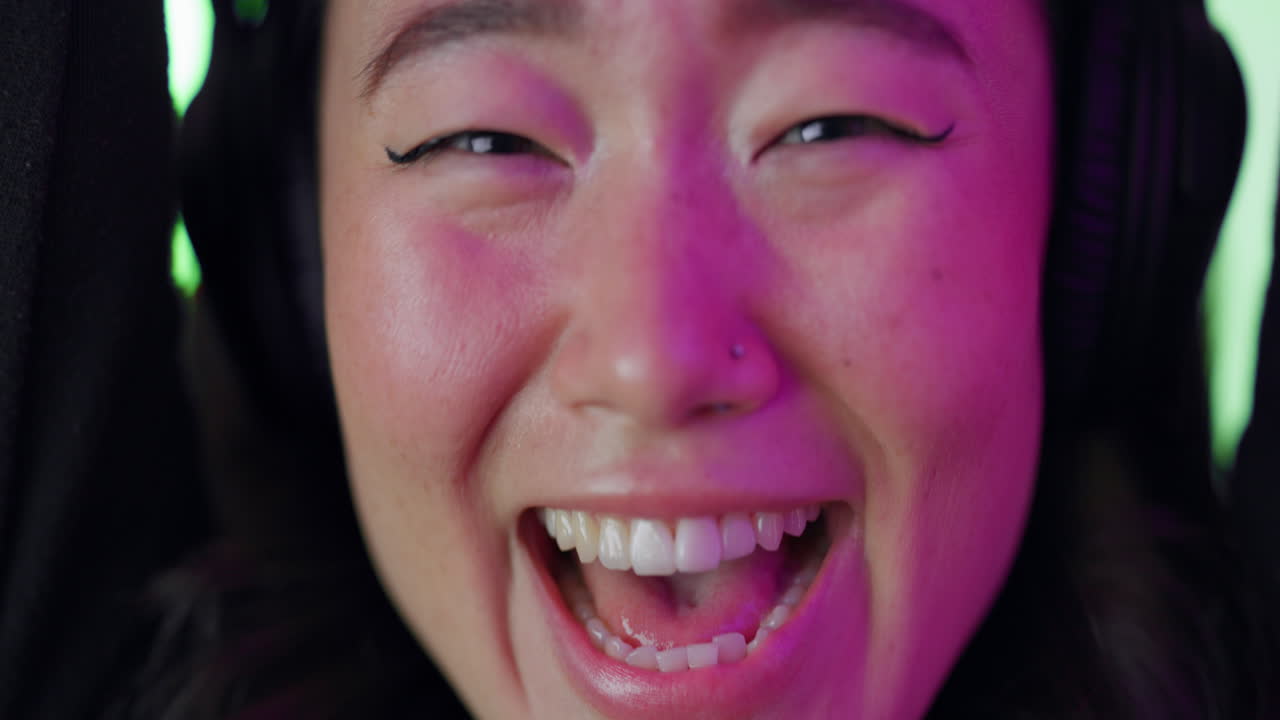 얼굴, 음악, 그리고 아시아 여자와의 파티