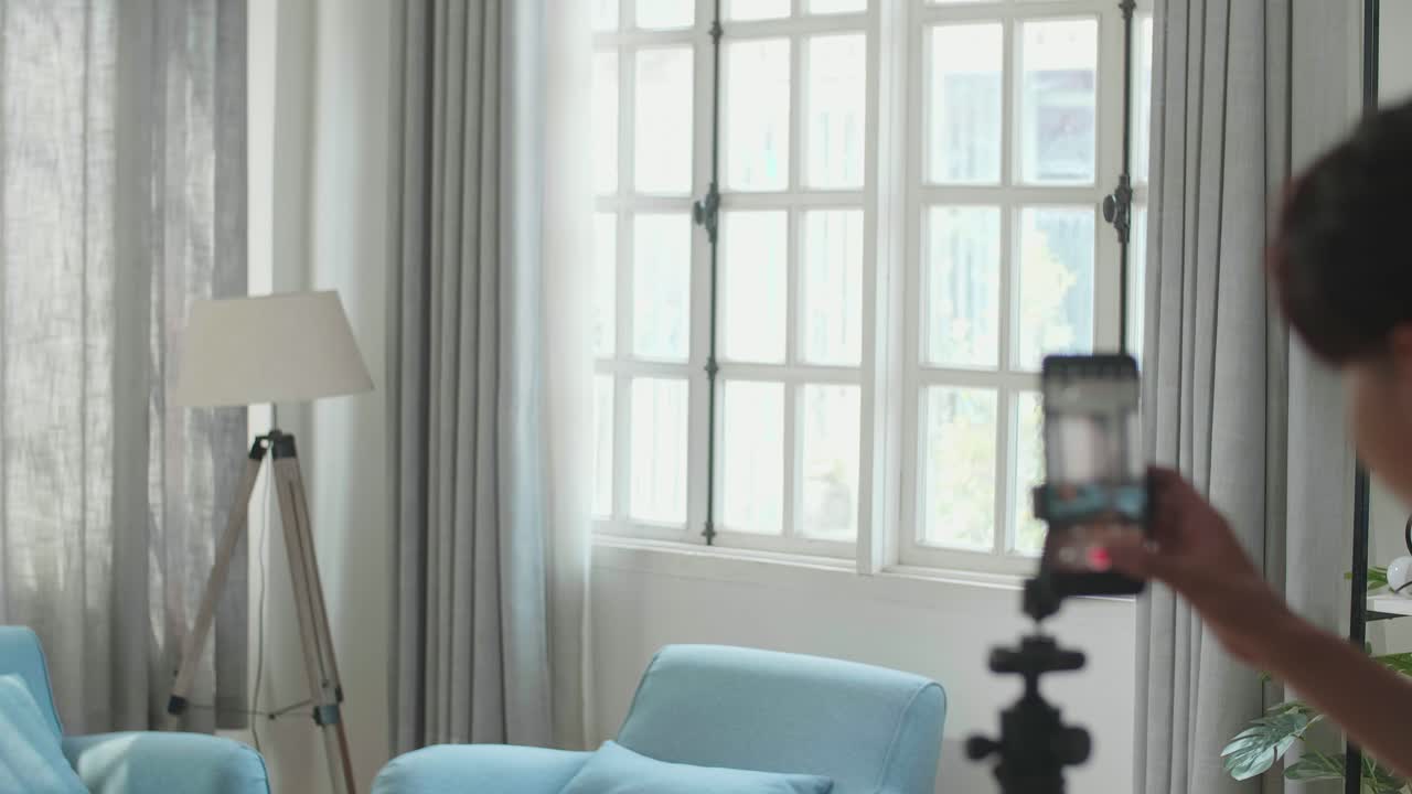 Man die vlogt in stijlvolle kleding.