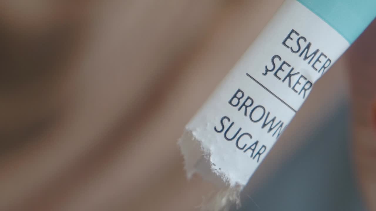 primer plano de un paquete de azúcar marrón