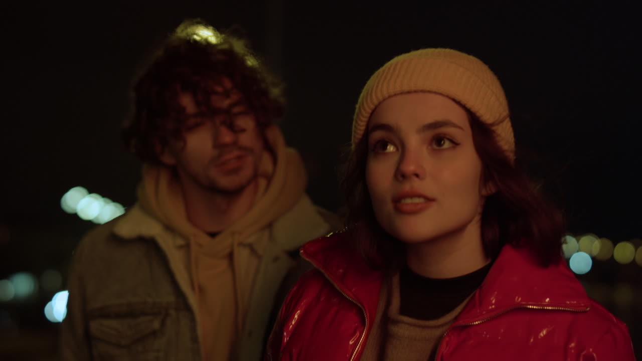 도시 배경에서 걸어가는 사랑의 커플. 도시 거리에서 저녁을 즐기는 커플.