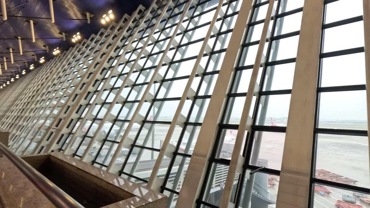 상하이 푸돈 공항의 승객과 항공기