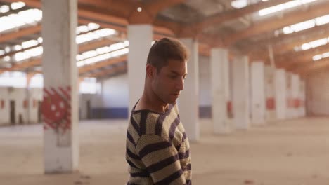 bailarín en un almacén vacío