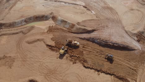 Weite-Drohnenaufnahmen-Einer-Baustelle-Von-Einem-Bagger,-Einem-Muldenkipper-Und-Einem-Bulldozer-Bei-Der-Arbeit