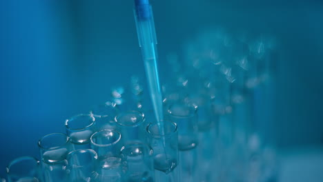 la pipetación de líquido en tubos de ensayo