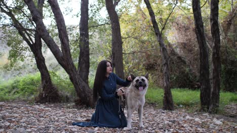 plano general de una mujer hermosa y su perro akita en el bosque