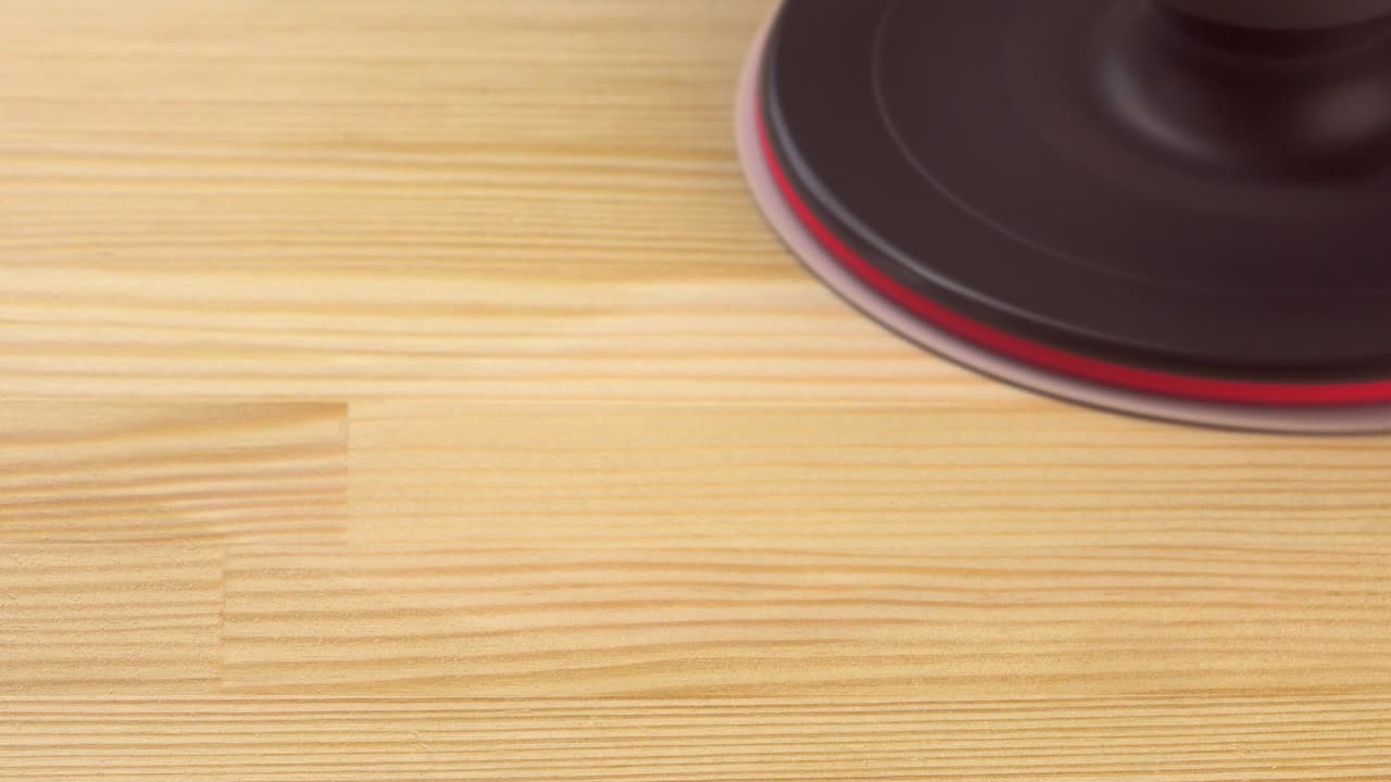 왼쪽에서 오른쪽으로 움직이는 전기 밀더 기계의 클로즈업. 목재를 는. 복사 공간.