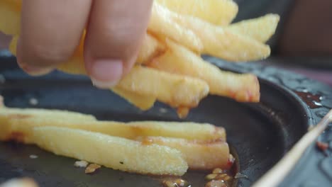 persona comiendo papas fritas