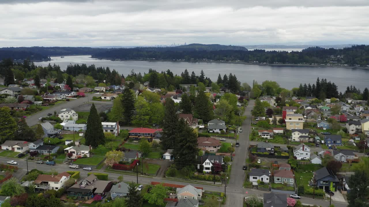 casas frente al mar junto a la entrada de sinclair en bremerton, washington