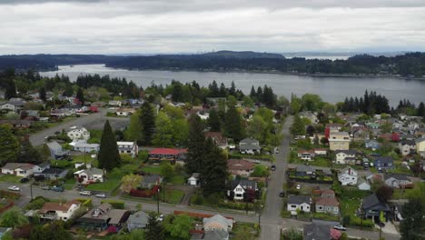 Casas-Frente-Al-Mar-Por-La-Entrada-Sinclair-En-Bremerton,-Washington