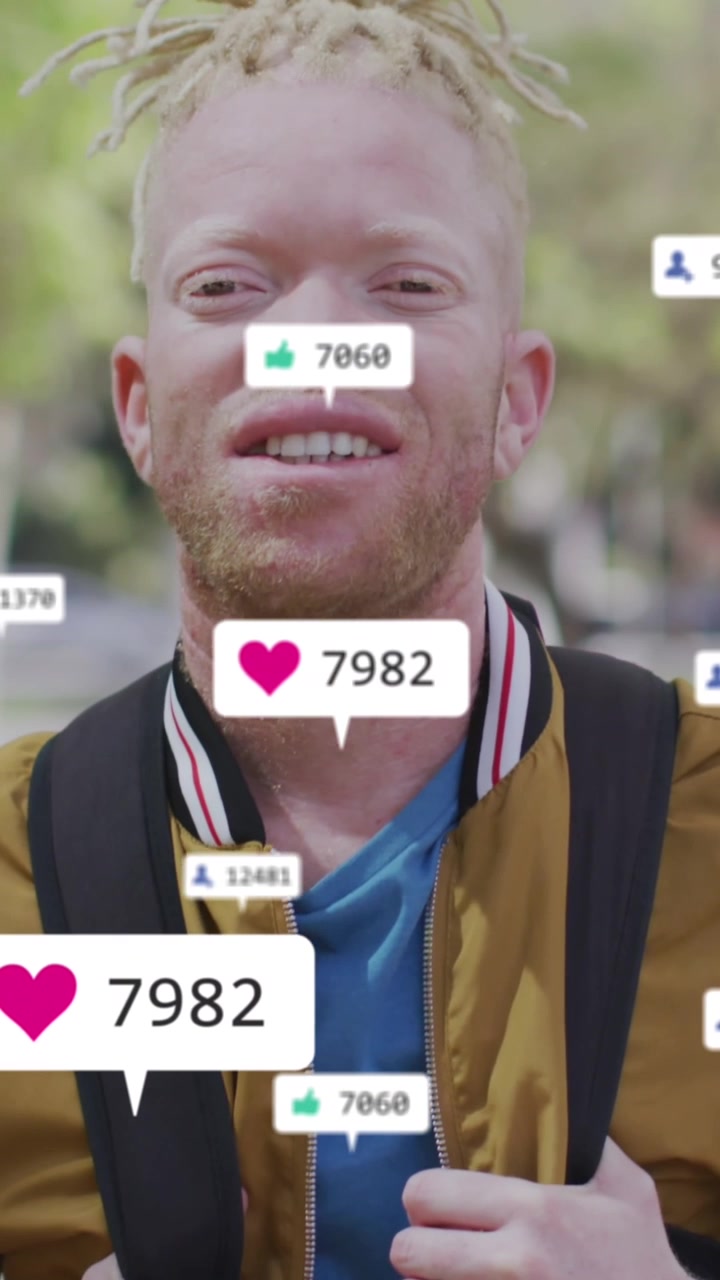 Animación de procesamiento de datos de redes sociales sobre un hombre albino en la ciudad