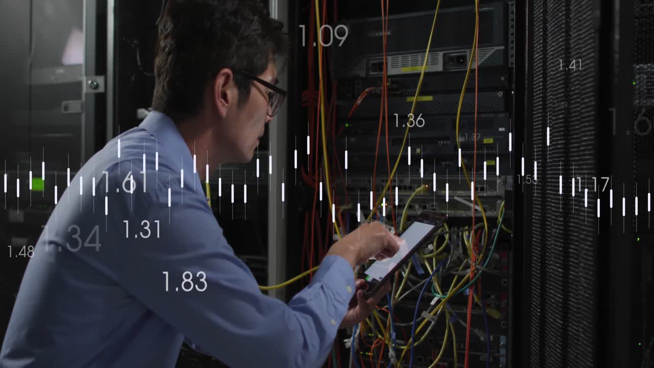 animación del procesamiento de datos sobre un hombre biracial usando una tableta en la sala del servidor