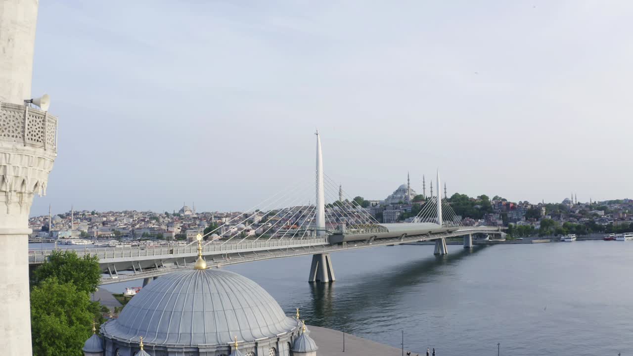 vista aérea del puente de metro golden horn y la mezquita.