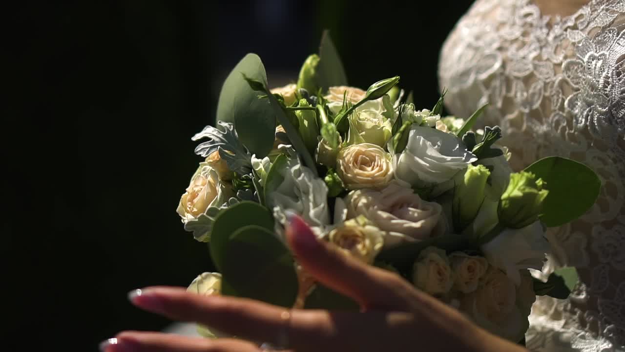 La sposa tiene un bellissimo bouquet tra le mani