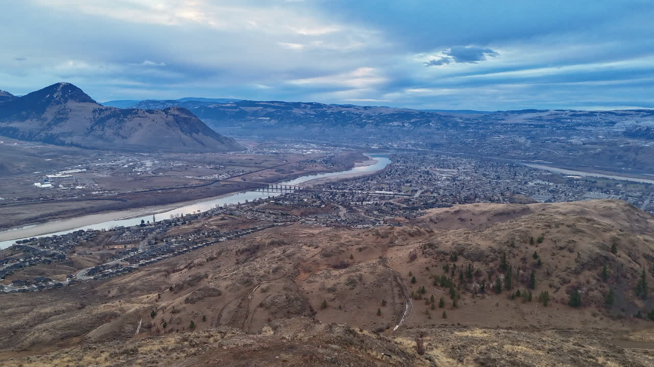 반 건조한 화려함: 위에서 루프 산