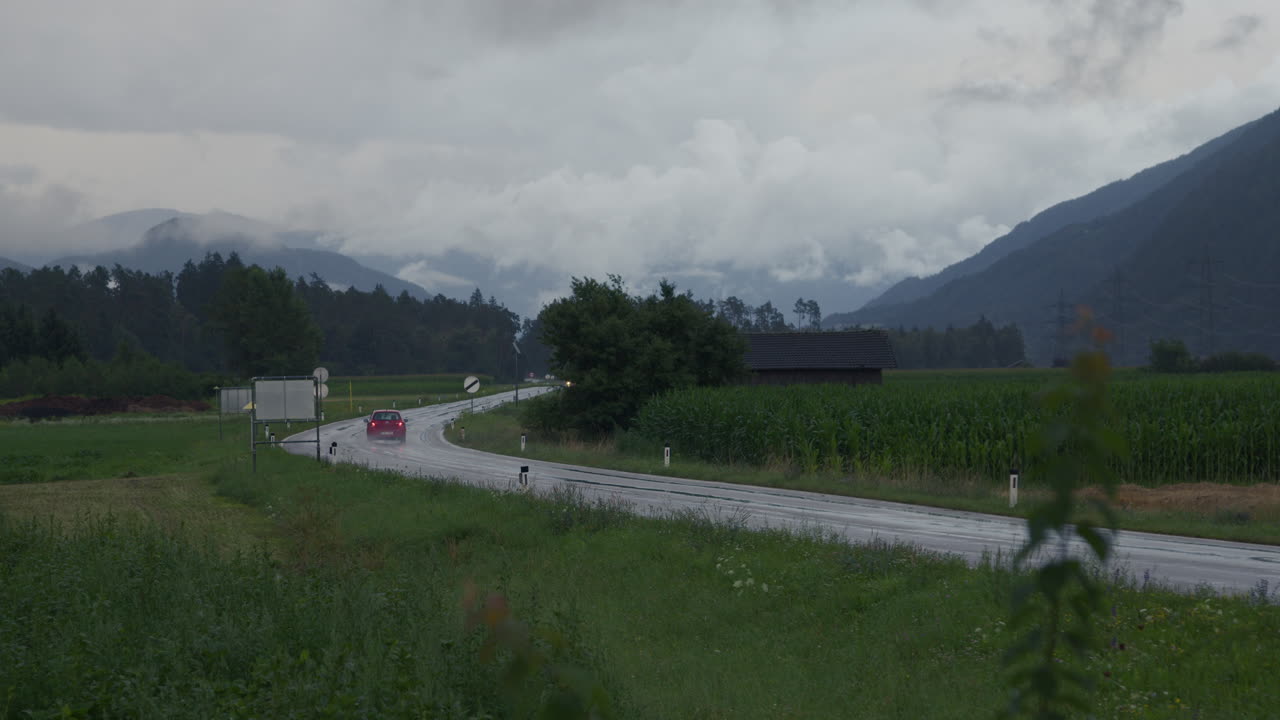 은 시골 도로 에 있는 빨간 차