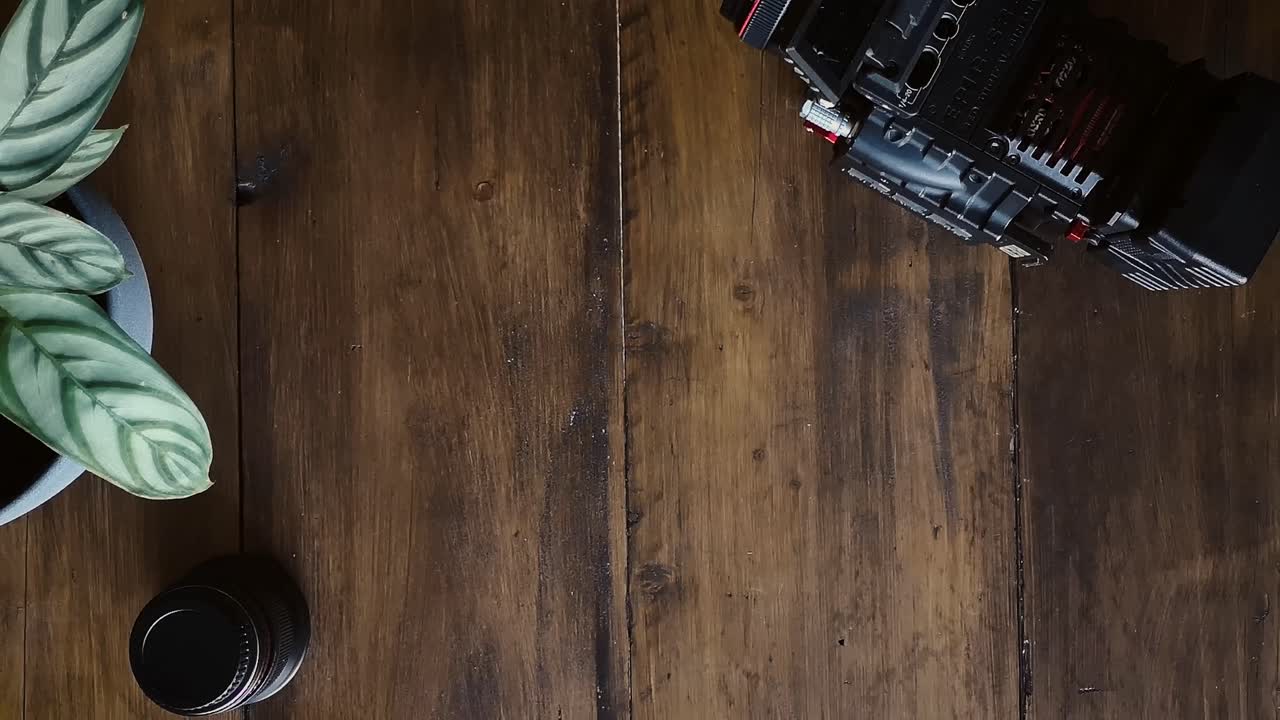 el director de fotografía plano agarra la cámara