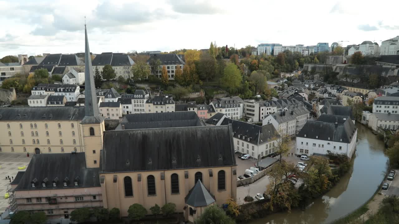 Vista aerea panoramica di una storica città europea in autunno, un paesaggio calmo e suggestivo.