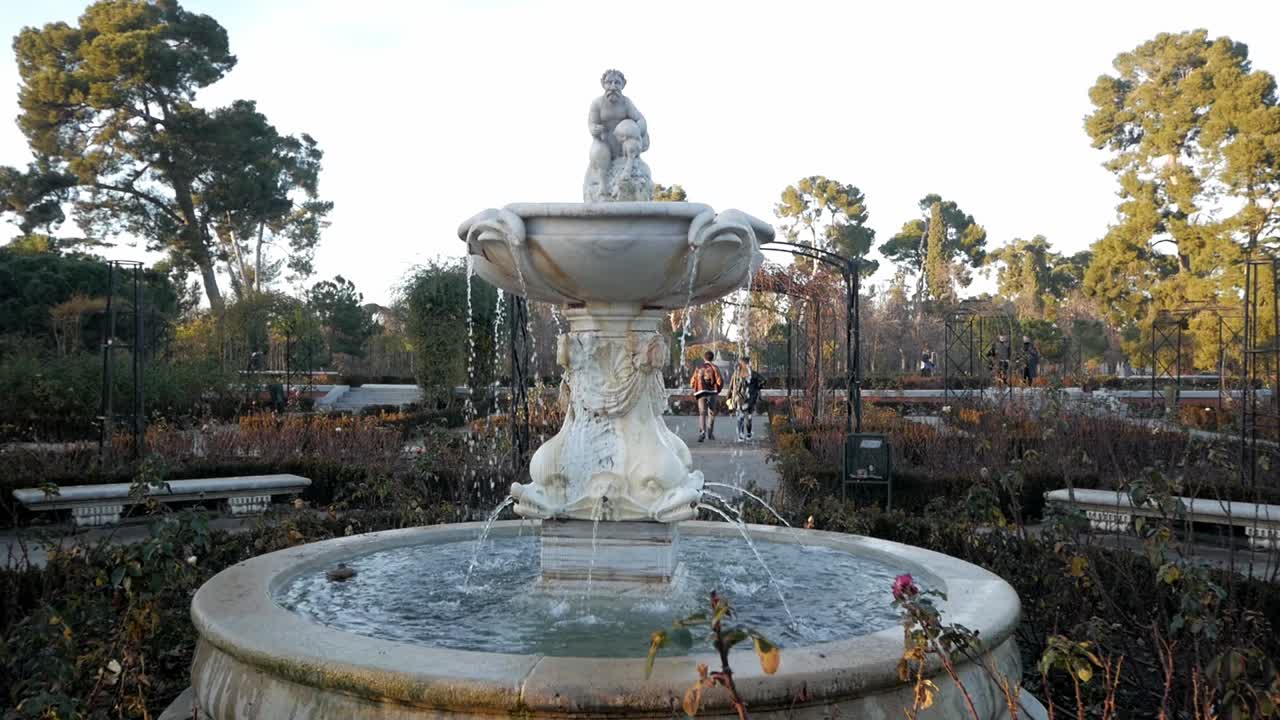 마드리드 레티로 공원의 로살레다에 있는 대리석 팬 분수 앞