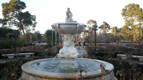 frontal de la fuente de pan de mármol en rosaleda en el parque del retiro, madrid