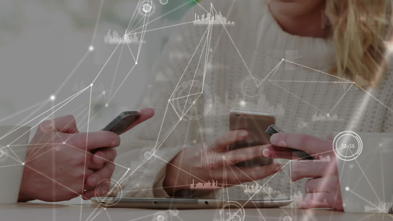 스마트 폰을 사용하는 코카서스 사업가들에 대한 데이터 처리 애니메이션