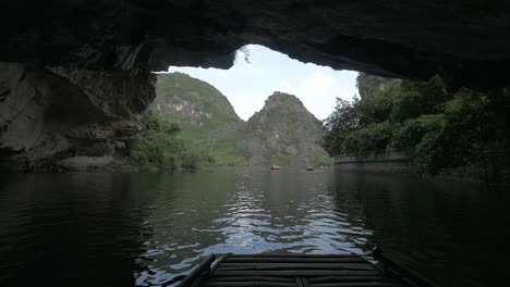 Paseo-En-Barco-Por-La-Bahía-De-Ha-Long-En-Vietnam