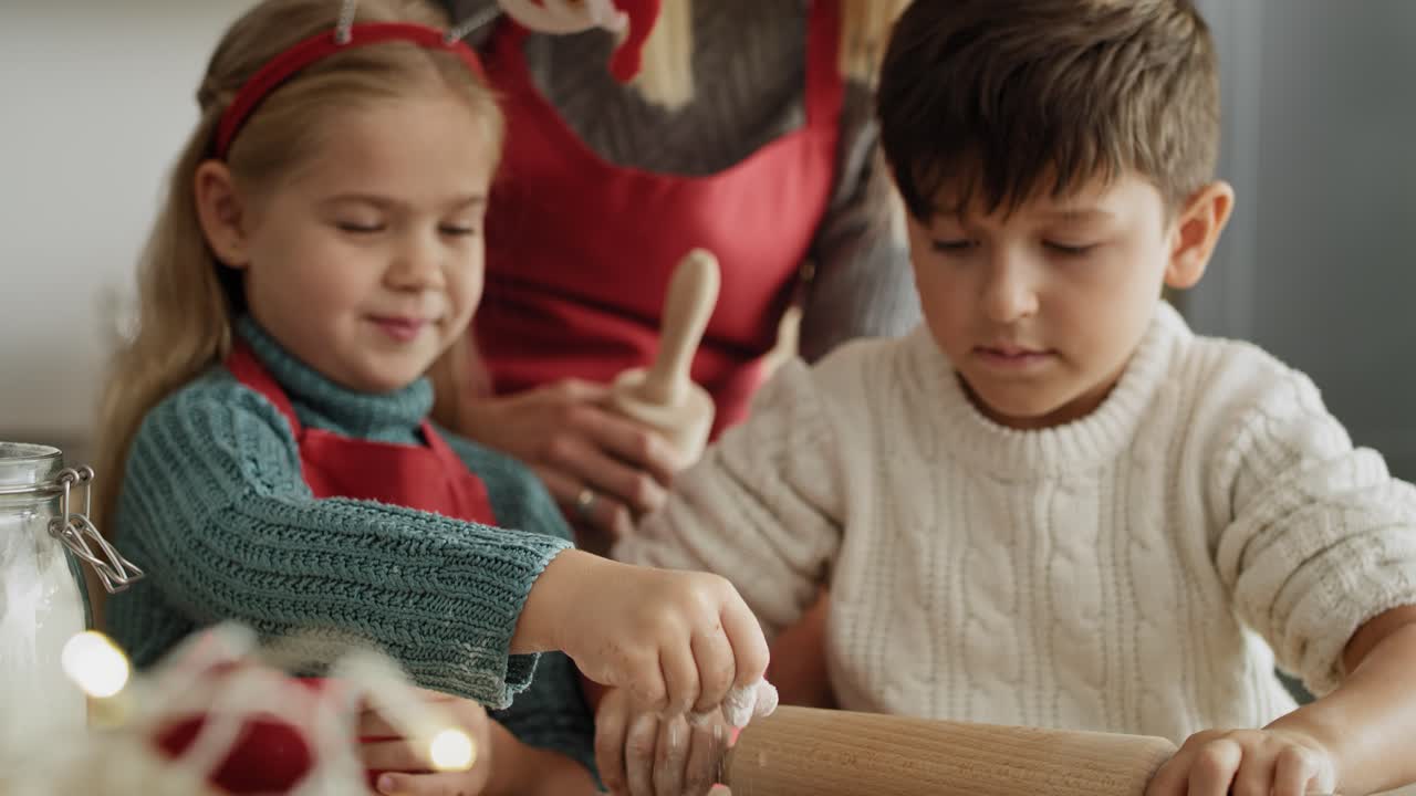 video de mano de niños haciendo pasteles de pan de jengibre