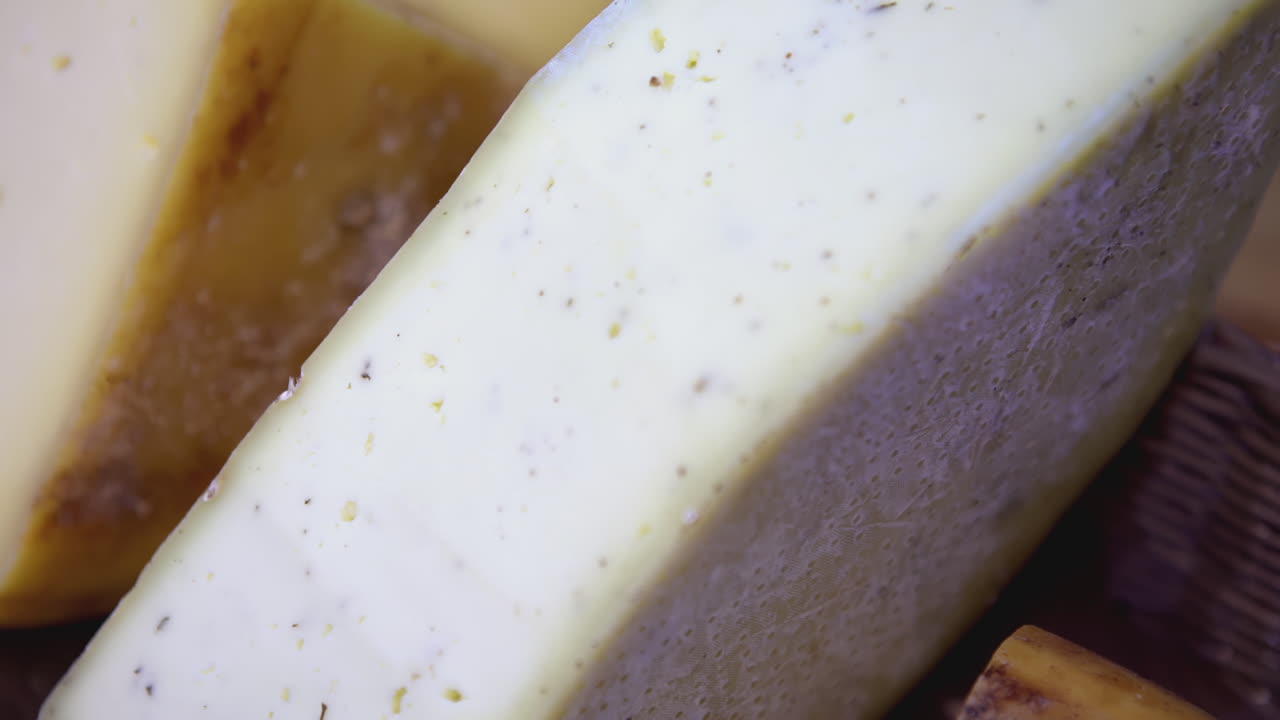 varios tipos de queso exhibidos en cestas