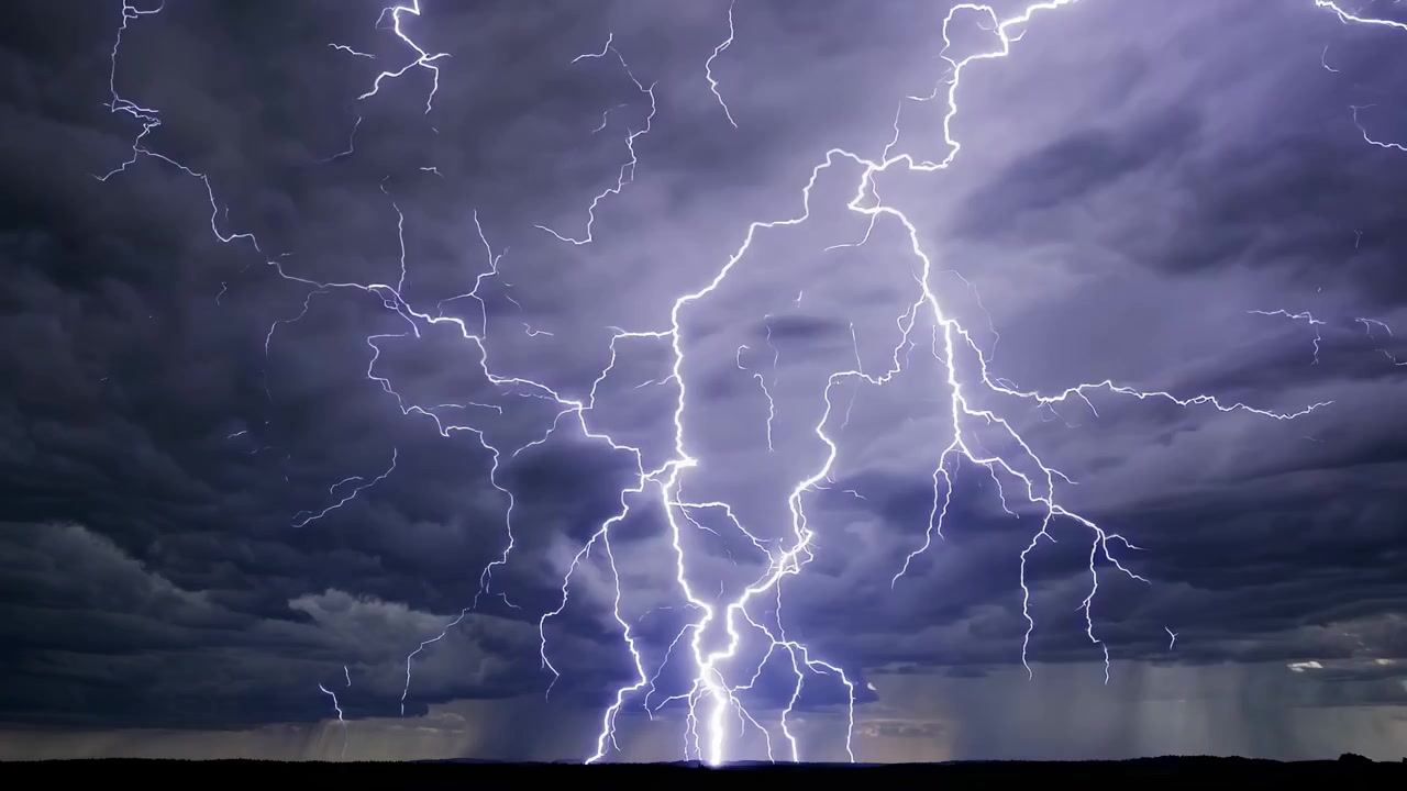 Diversi fulmini colpiscono durante un forte temporale