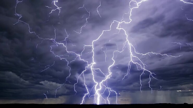 Diversi fulmini colpiscono durante un forte temporale